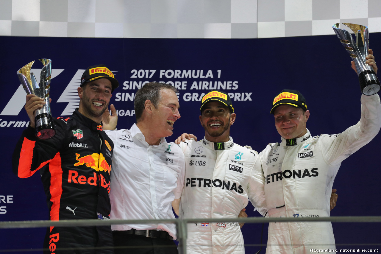 GP SINGAPORE, 17.09.2017 - Gara, 2nd place Daniel Ricciardo (AUS) Red Bull Racing RB13, Lewis Hamilton (GBR) Mercedes AMG F1 W08 vincitore e 3rd place Valtteri Bottas (FIN) Mercedes AMG F1 W08