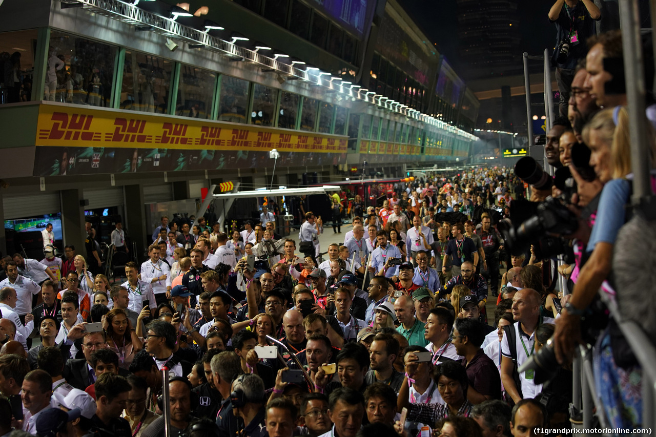 GP SINGAPORE, 17.09.2017 - Gara, The fans after the end of the race