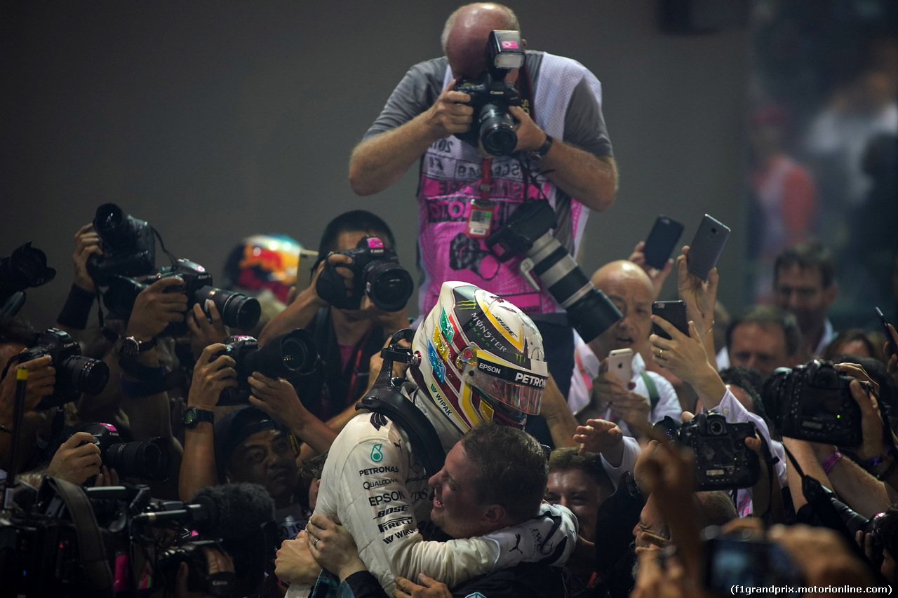 GP SINGAPORE, 17.09.2017 - Gara, Lewis Hamilton (GBR) Mercedes AMG F1 W08 vincitore