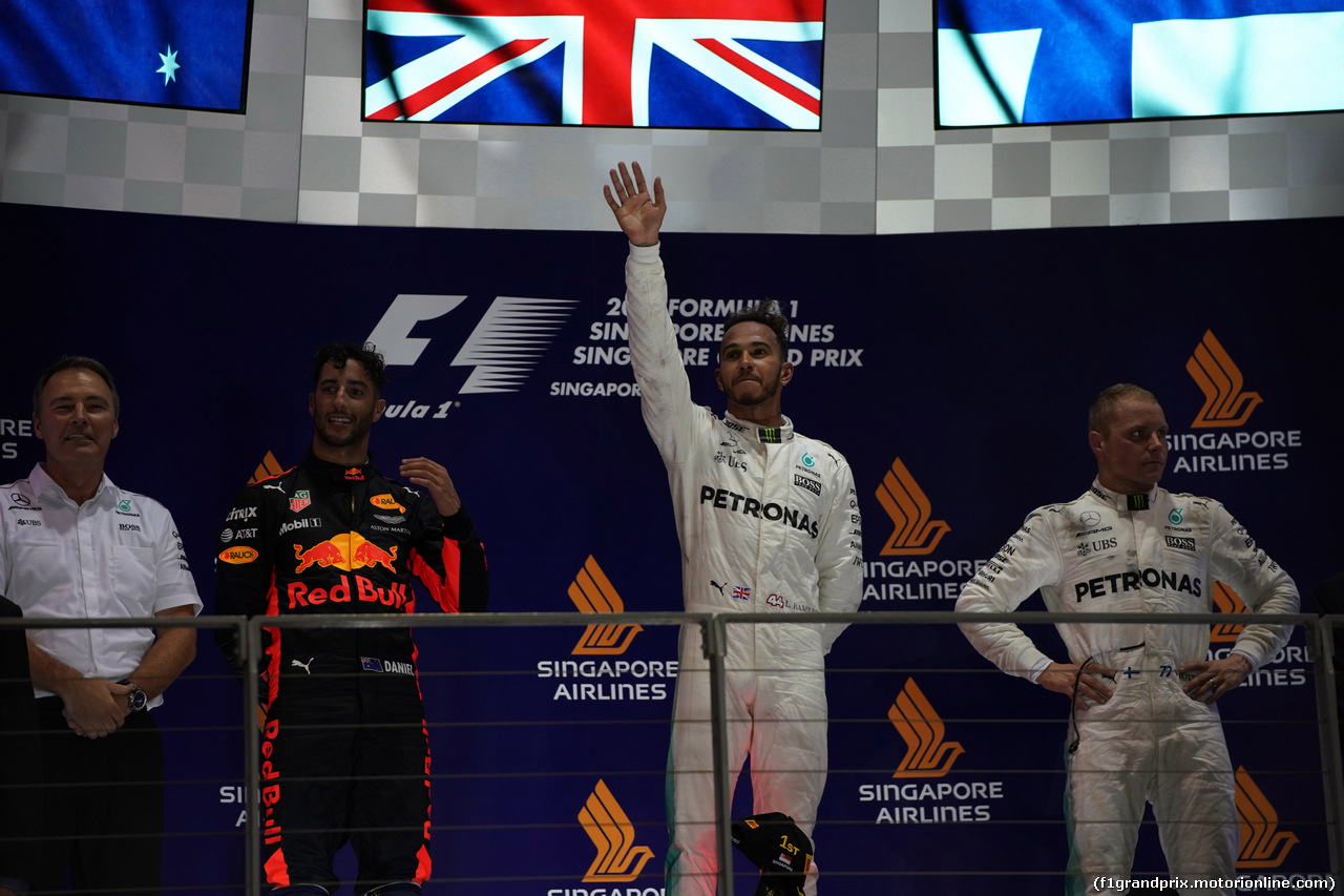 GP SINGAPORE, 17.09.2017 - Gara, 2nd place Daniel Ricciardo (AUS) Red Bull Racing RB13, Lewis Hamilton (GBR) Mercedes AMG F1 W08 vincitore e 3rd place Valtteri Bottas (FIN) Mercedes AMG F1 W08