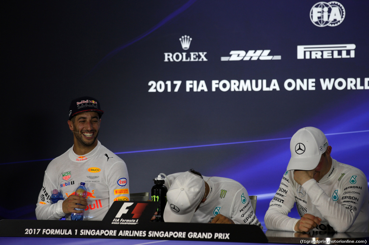 GP SINGAPORE, 17.09.2017 - Gara, Conferenza Stampa, Daniel Ricciardo (AUS) Red Bull Racing RB13, Lewis Hamilton (GBR) Mercedes AMG F1 W08 e Valtteri Bottas (FIN) Mercedes AMG F1 W08