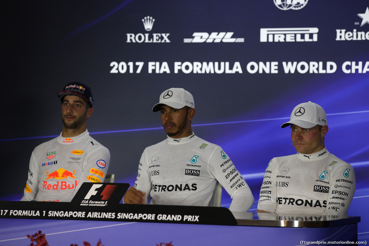 GP SINGAPORE, 17.09.2017 - Gara, Conferenza Stampa, Daniel Ricciardo (AUS) Red Bull Racing RB13, Lewis Hamilton (GBR) Mercedes AMG F1 W08 e Valtteri Bottas (FIN) Mercedes AMG F1 W08