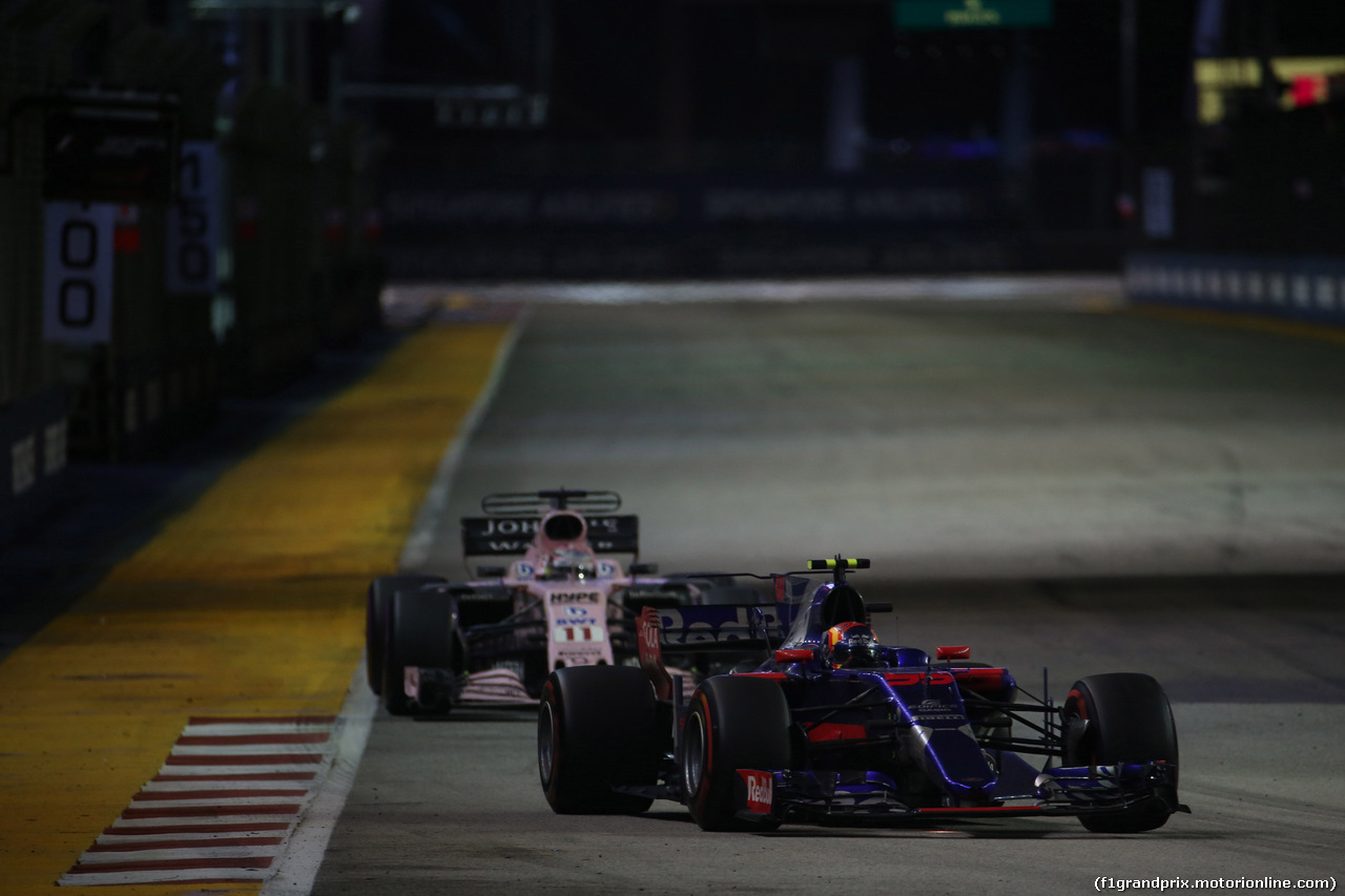GP SINGAPORE, 17.09.2017 - Gara, Carlos Sainz Jr (ESP) Scuderia Toro Rosso STR12 e Sergio Perez (MEX) Sahara Force India F1 VJM010