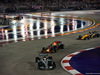 GP SINGAPORE, 17.09.2017 - Gara, Lewis Hamilton (GBR) Mercedes AMG F1 W08 davanti a Daniel Ricciardo (AUS) Red Bull Racing RB13 e Nico Hulkenberg (GER) Renault Sport F1 Team RS17