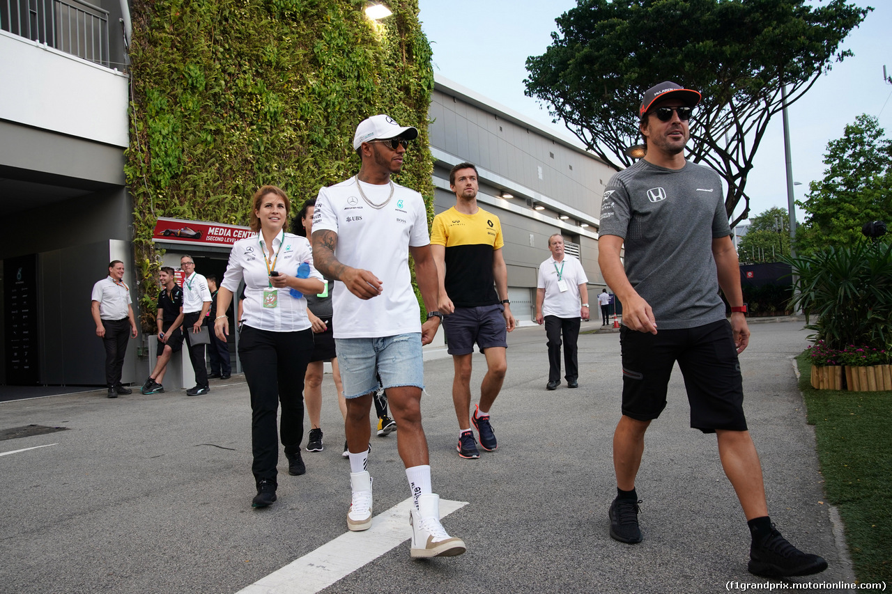 GP SINGAPORE, 14.09.2017 - Lewis Hamilton (GBR) Mercedes AMG F1 W08 e Fernando Alonso (ESP) McLaren MCL32