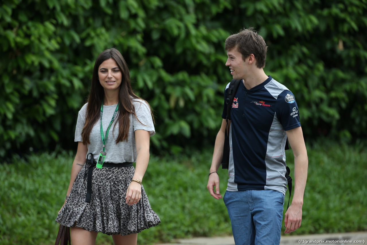 GP SINGAPORE, 16.09.2017 - Daniil Kvyat (RUS) Scuderia Toro Rosso STR12 e Domenica Kelly Piquet