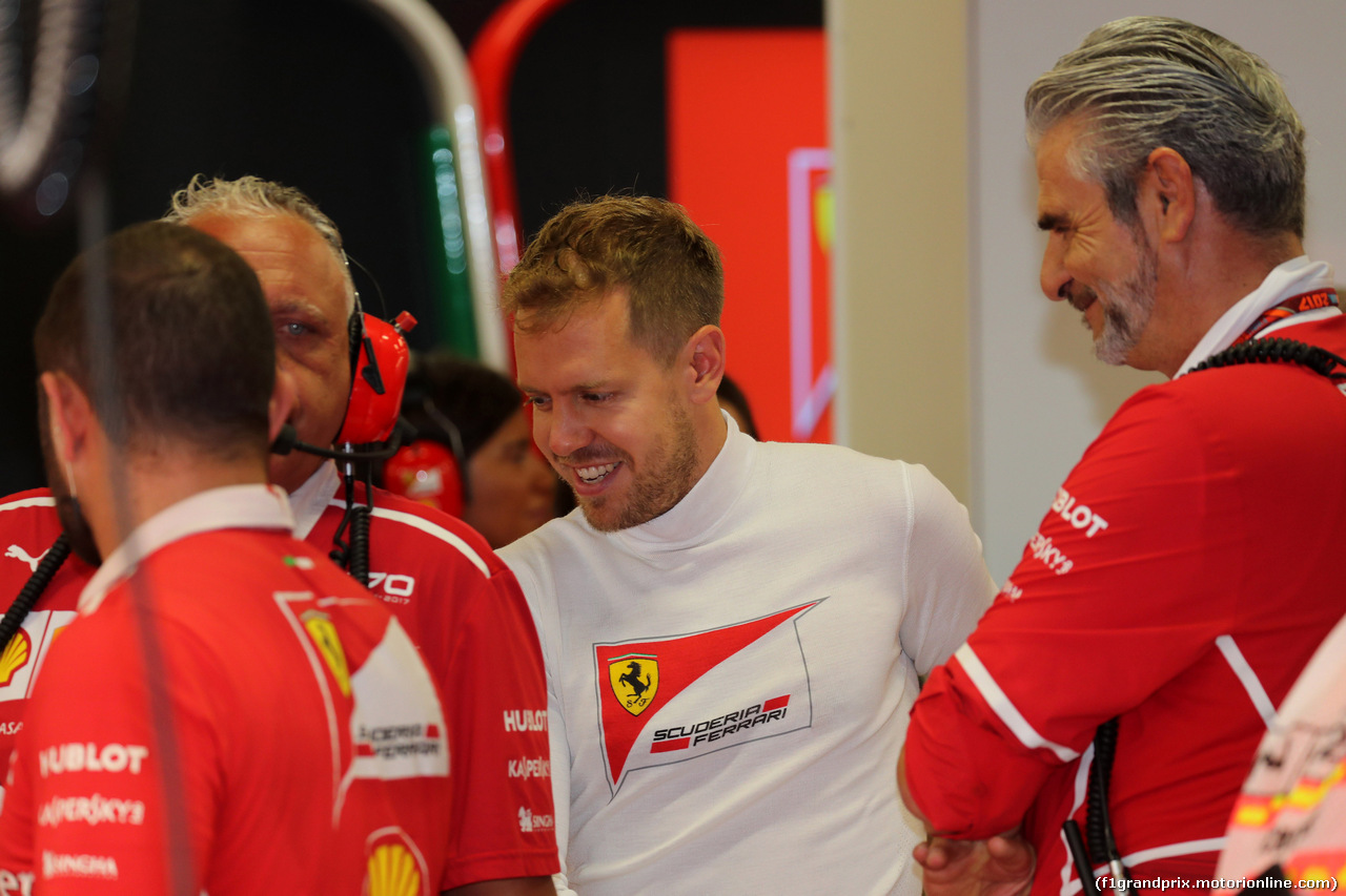 GP SINGAPORE, 16.09.2017 - Prove Libere 3, Sebastian Vettel (GER) Ferrari SF70H e Maurizio Arrivabene (ITA) Ferrari Team Principal
