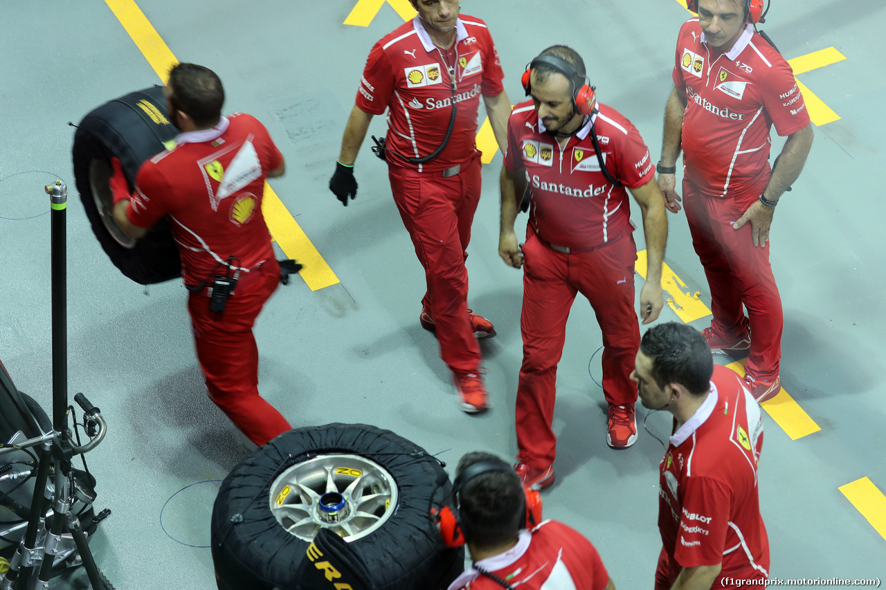 GP SINGAPORE, 16.09.2017 - Qualifiche, Pirelli Tyres e Ferrari meccanici.