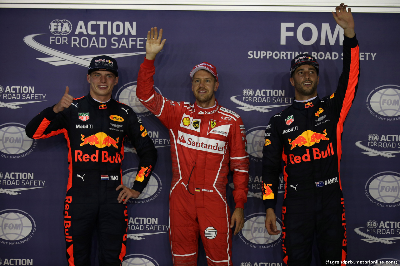 GP SINGAPORE, 16.09.2017 - Qualifiche, 2nd place Max Verstappen (NED) Red Bull Racing RB13, Sebastian Vettel (GER) Ferrari SF70H pole position e 3rd place Daniel Ricciardo (AUS) Red Bull Racing RB13