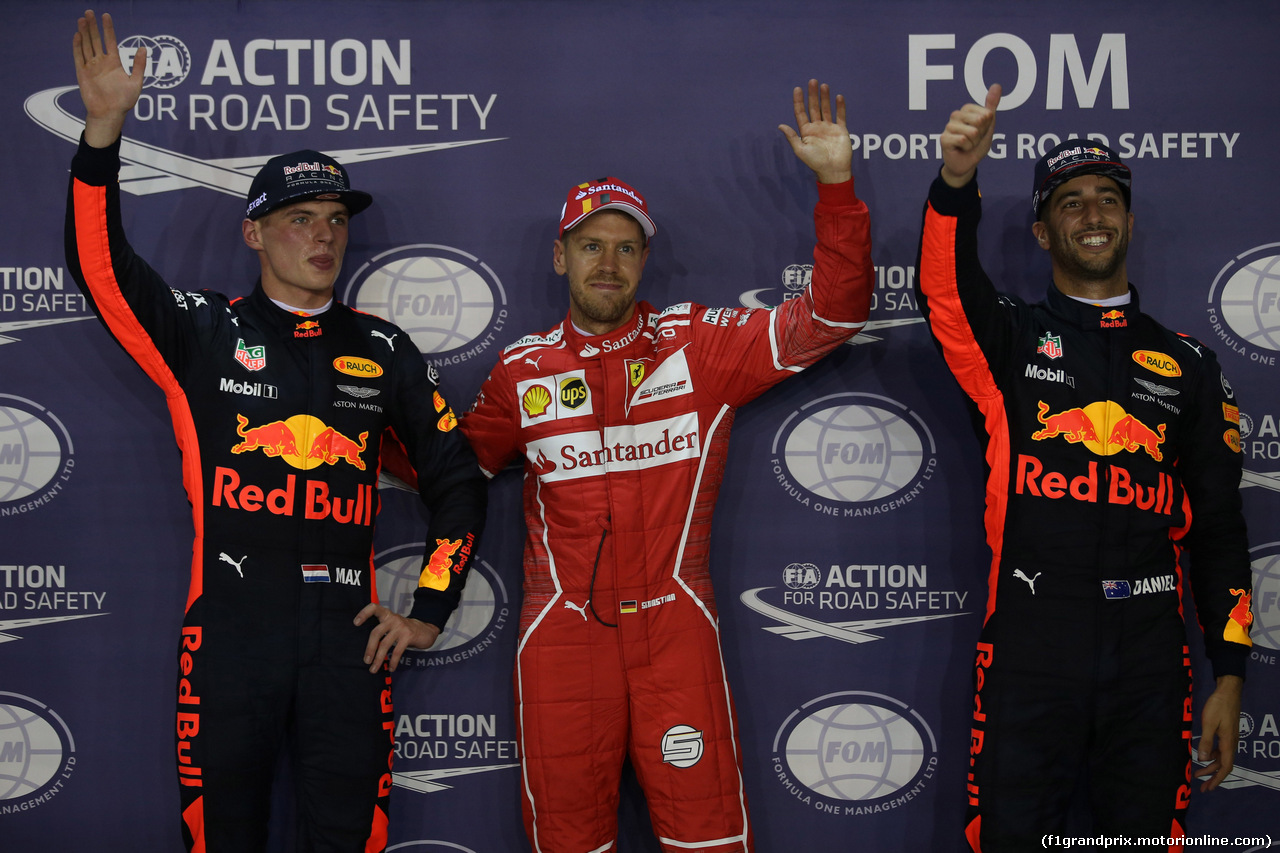 GP SINGAPORE, 16.09.2017 - Qualifiche, 2nd place Max Verstappen (NED) Red Bull Racing RB13, Sebastian Vettel (GER) Ferrari SF70H pole position e 3rd place Daniel Ricciardo (AUS) Red Bull Racing RB13