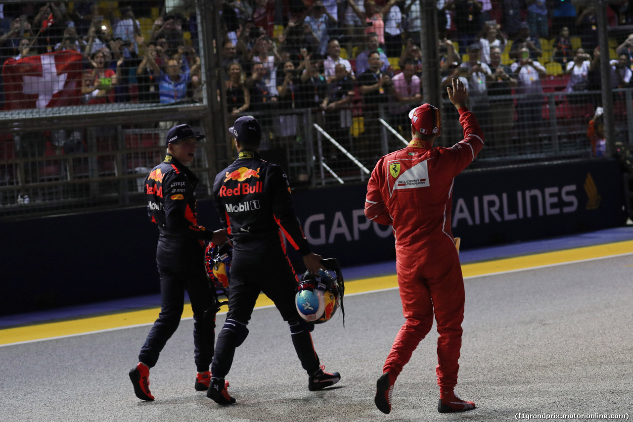 GP SINGAPORE, 16.09.2017 - Qualifiche, 2nd place Max Verstappen (NED) Red Bull Racing RB13, 3rd place Daniel Ricciardo (AUS) Red Bull Racing RB13 e Sebastian Vettel (GER) Ferrari SF70H pole position