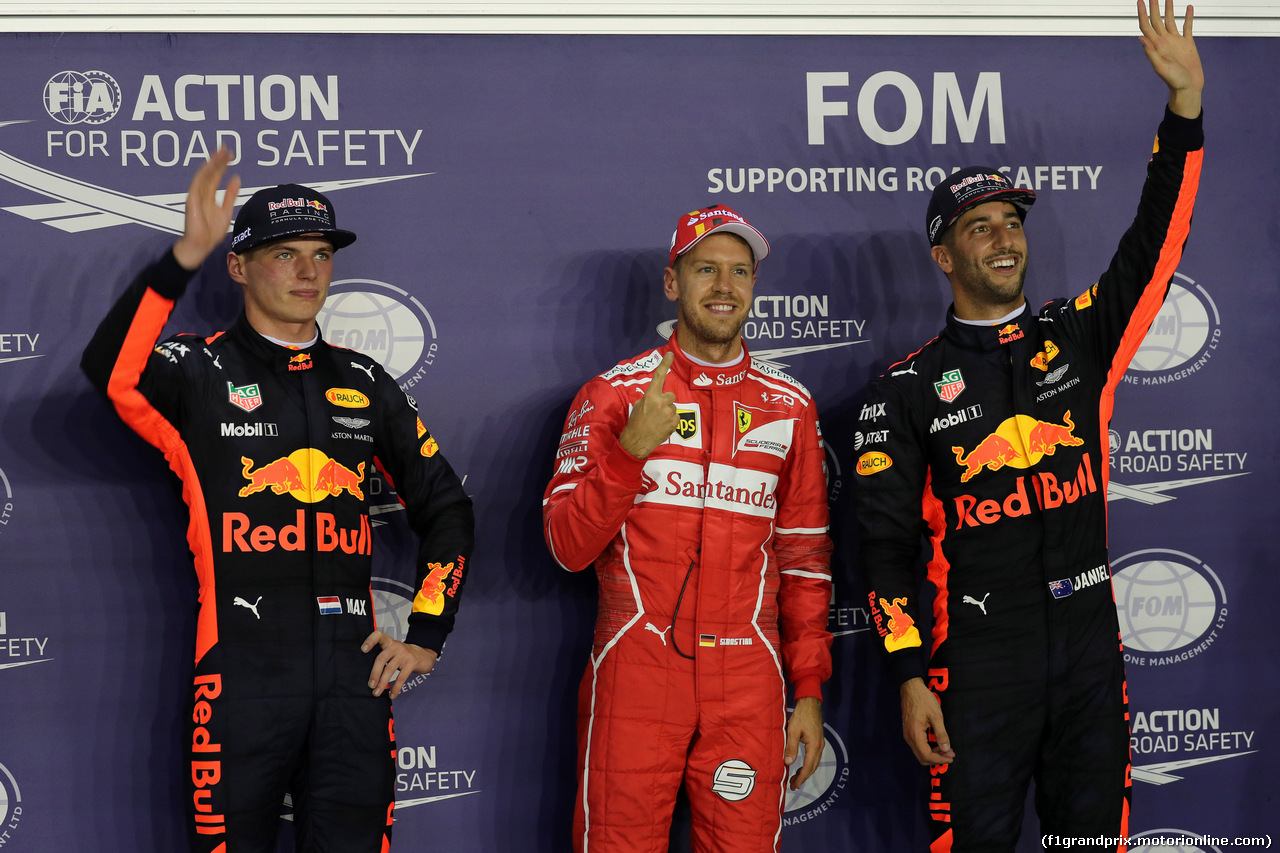 GP SINGAPORE, 16.09.2017 - Qualifiche, 2nd place Max Verstappen (NED) Red Bull Racing RB13, Sebastian Vettel (GER) Ferrari SF70H pole position e 3rd place Daniel Ricciardo (AUS) Red Bull Racing RB13