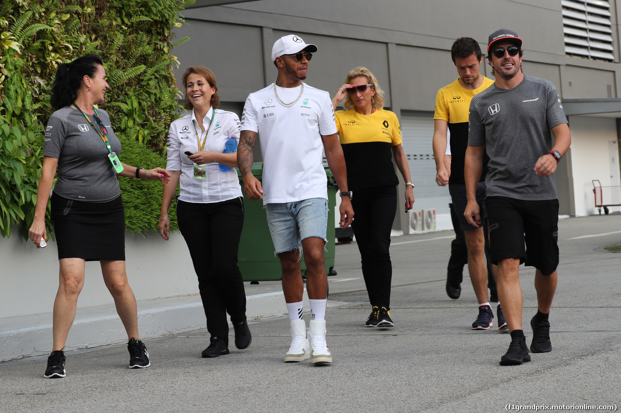 GP SINGAPORE, 14.09.2017 - Lewis Hamilton (GBR) Mercedes AMG F1 W08 e Fernando Alonso (ESP) McLaren MCL32