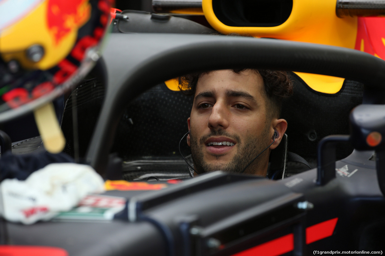 GP SINGAPORE, 15.09.2017 - Prove Libere 1, Daniel Ricciardo (AUS) Red Bull Racing RB13 with Halo.