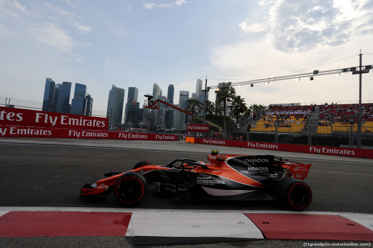 GP SINGAPORE, 15.09.2017 - Prove Libere 1, Stoffel Vandoorne (BEL) McLaren MCL32 with Halo.