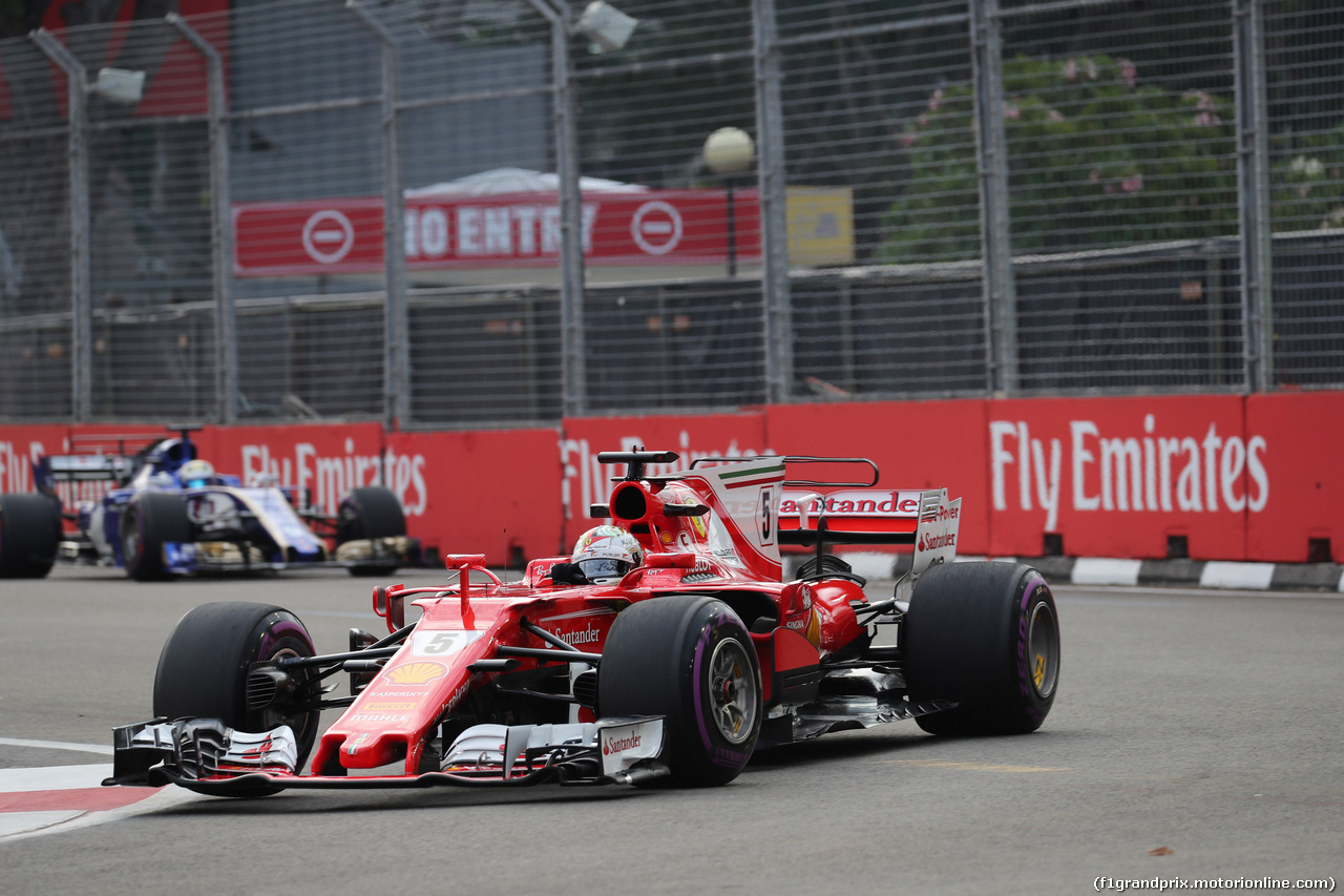 GP SINGAPORE, 15.09.2017 - Prove Libere 1, Sebastian Vettel (GER) Ferrari SF70H davanti a Marcus Ericsson (SUE) Sauber C36