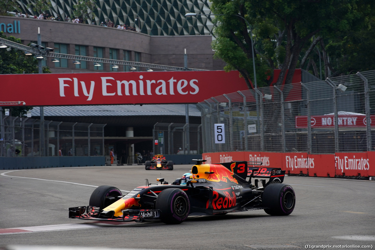 GP SINGAPORE, 15.09.2017 - Prove Libere 1, Daniel Ricciardo (AUS) Red Bull Racing RB13 davanti a Max Verstappen (NED) Red Bull Racing RB13