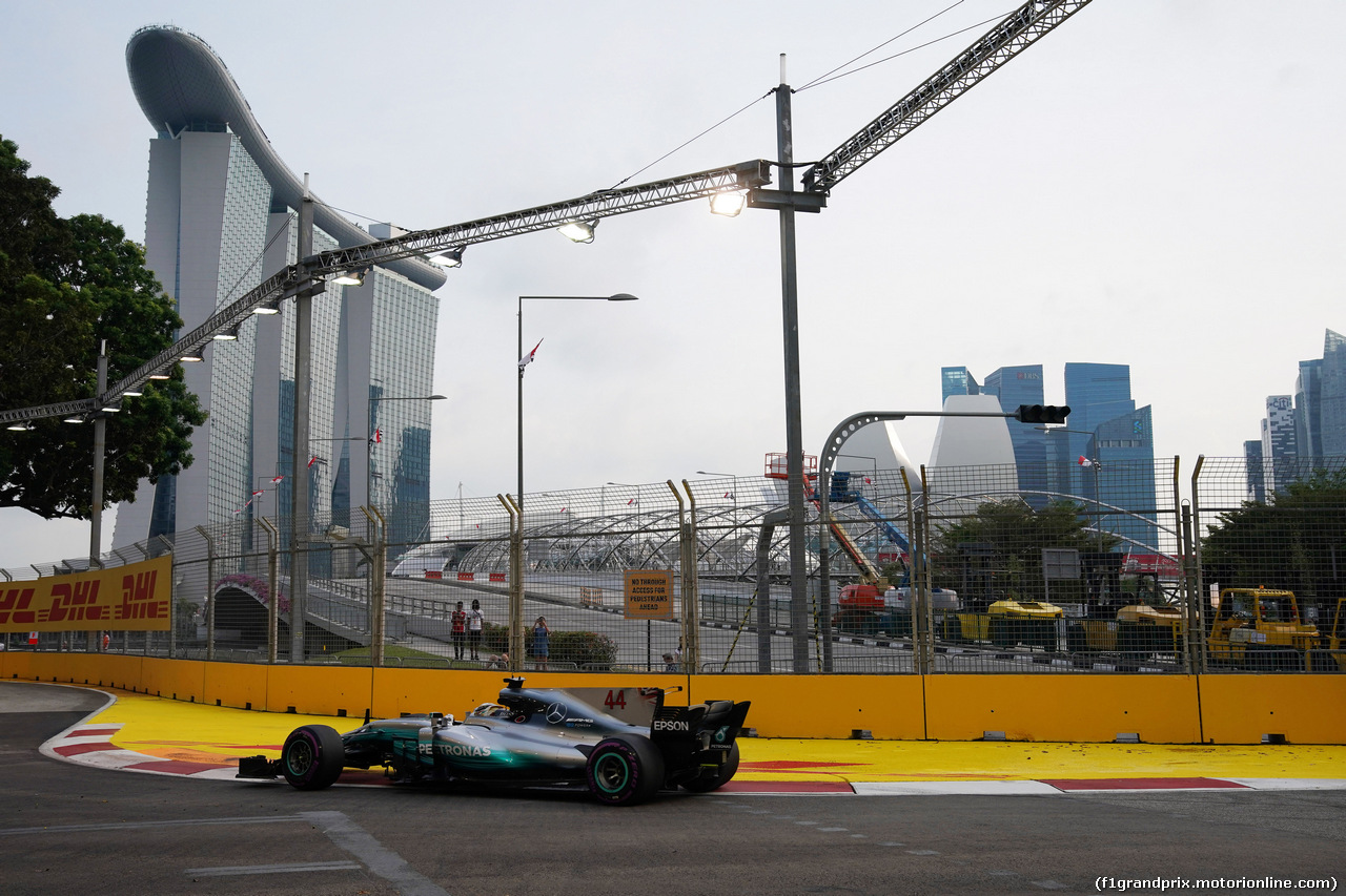 GP SINGAPORE, 15.09.2017 - Prove Libere 1, Lewis Hamilton (GBR) Mercedes AMG F1 W08
