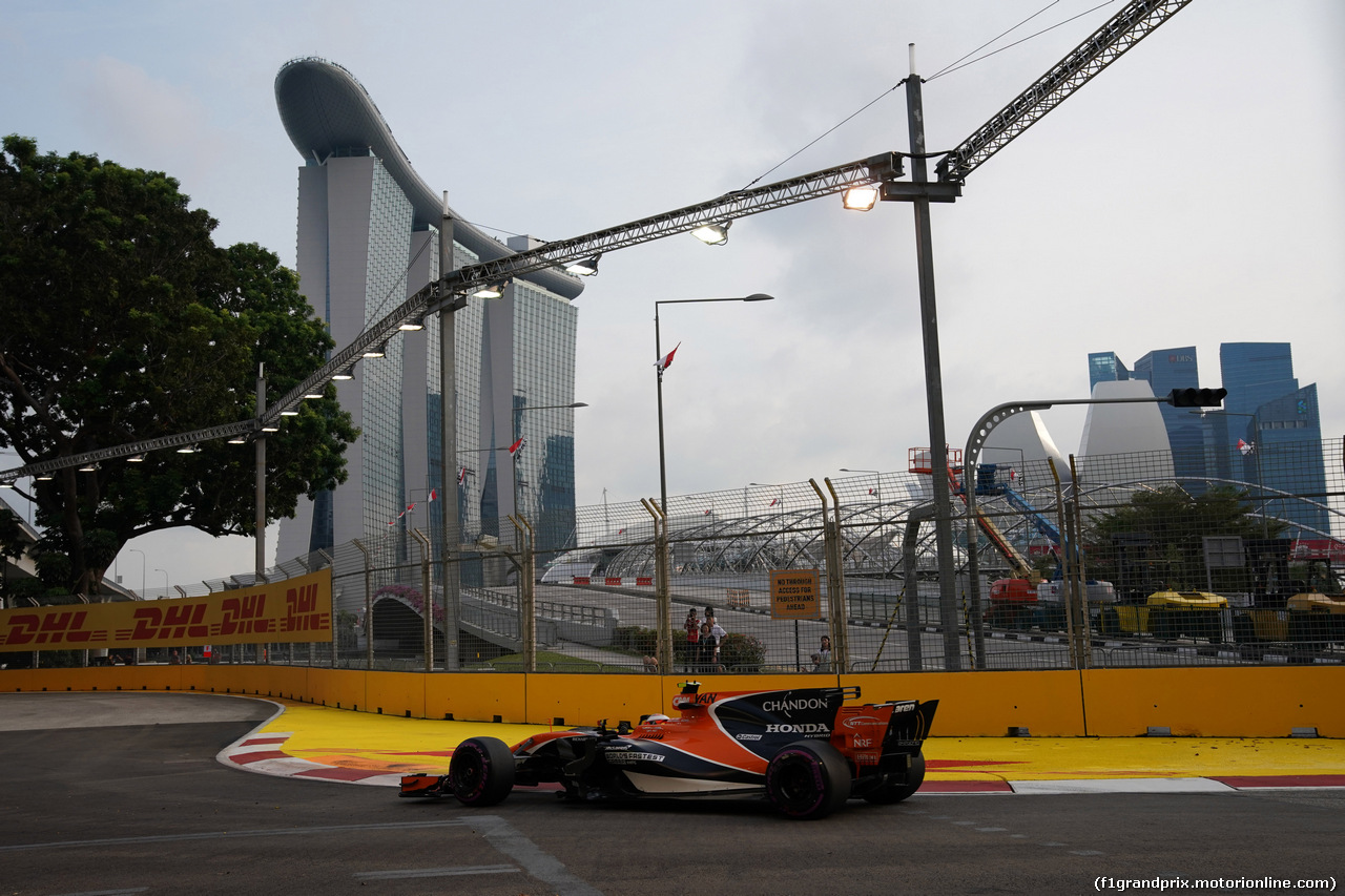 GP SINGAPORE, 15.09.2017 - Prove Libere 1, Stoffel Vandoorne (BEL) McLaren MCL32