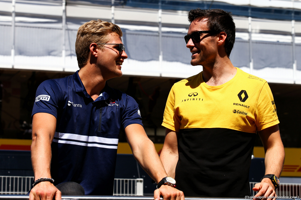 GP SPAGNA, (L to R): Marcus Ericsson (SWE) Sauber F1 Team e Jolyon Palmer (GBR) Renault Sport F1 Team on the drivers parade.
14.05.2017.