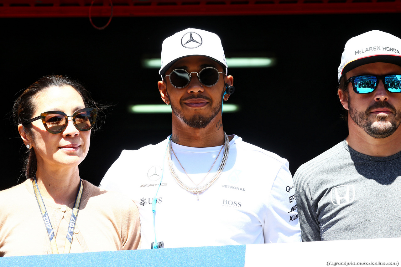 GP SPAGNA, (L to R): Michelle Yeoh (MAL) with Lewis Hamilton (GBR) Mercedes AMG F1 e Fernando Alonso (ESP) McLaren.
14.05.2017.