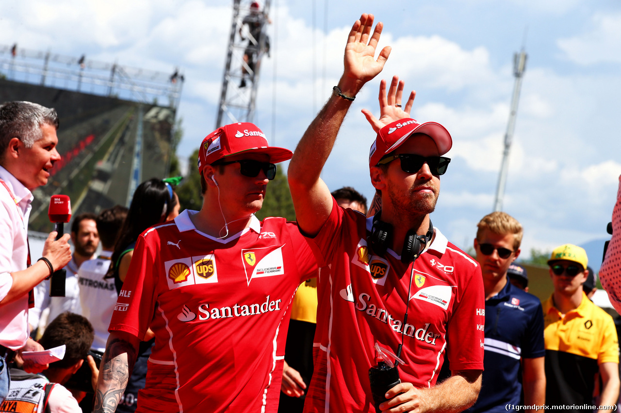 GP SPAGNA, (L to R): Kimi Raikkonen (FIN) Ferrari e Sebastian Vettel (GER) Ferrari on the drivers parade.
14.05.2017.