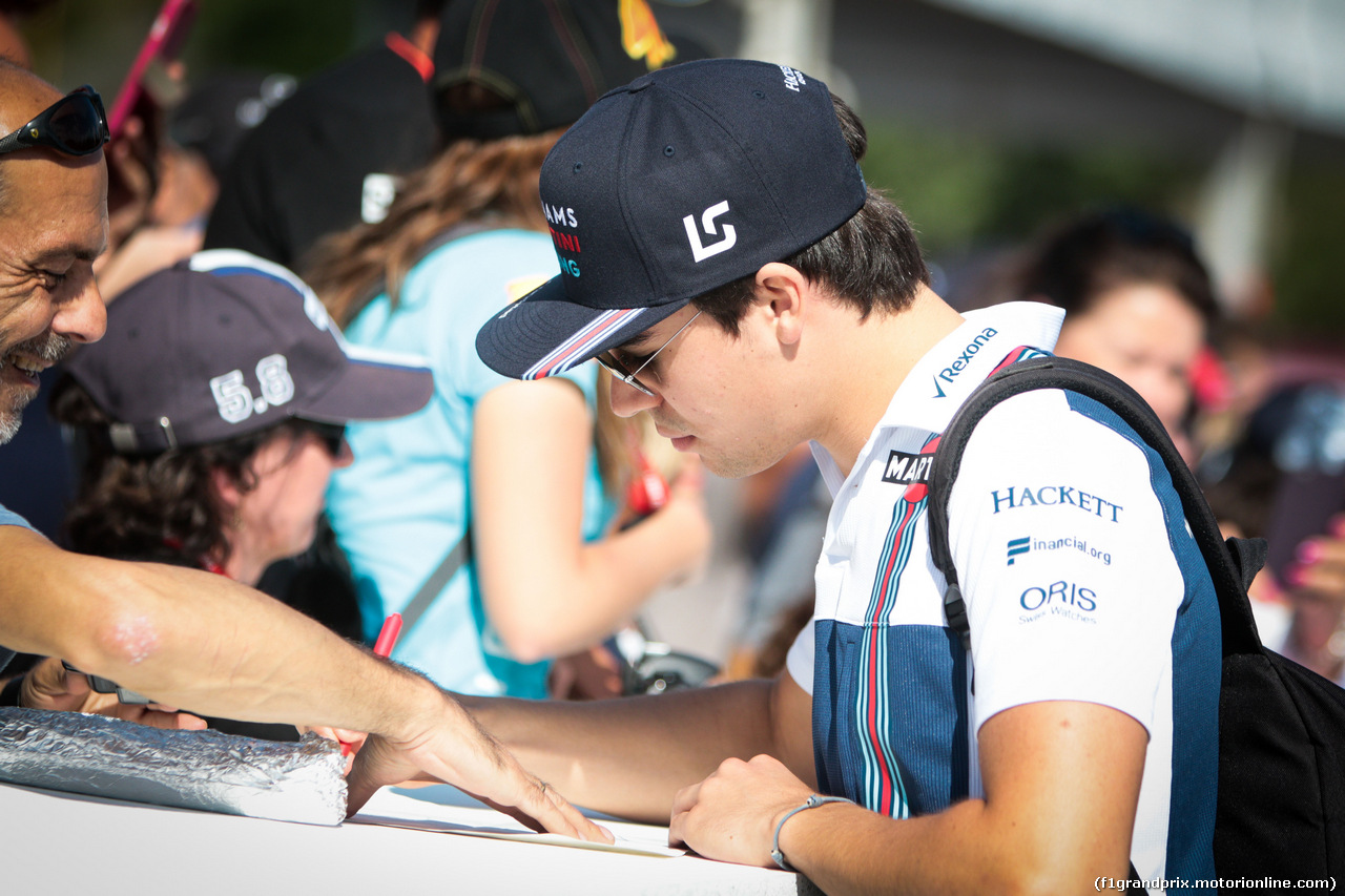 GP SPAGNA, Lance Stroll (CDN) Williams signs autographs for the fans.
14.05.2017.