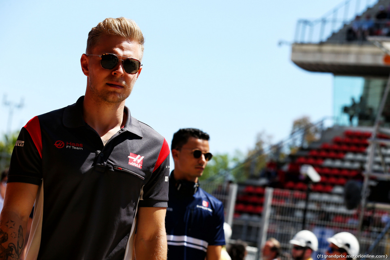 GP SPAGNA, Kevin Magnussen (DEN) Haas F1 Team on the drivers parade.
14.05.2017.