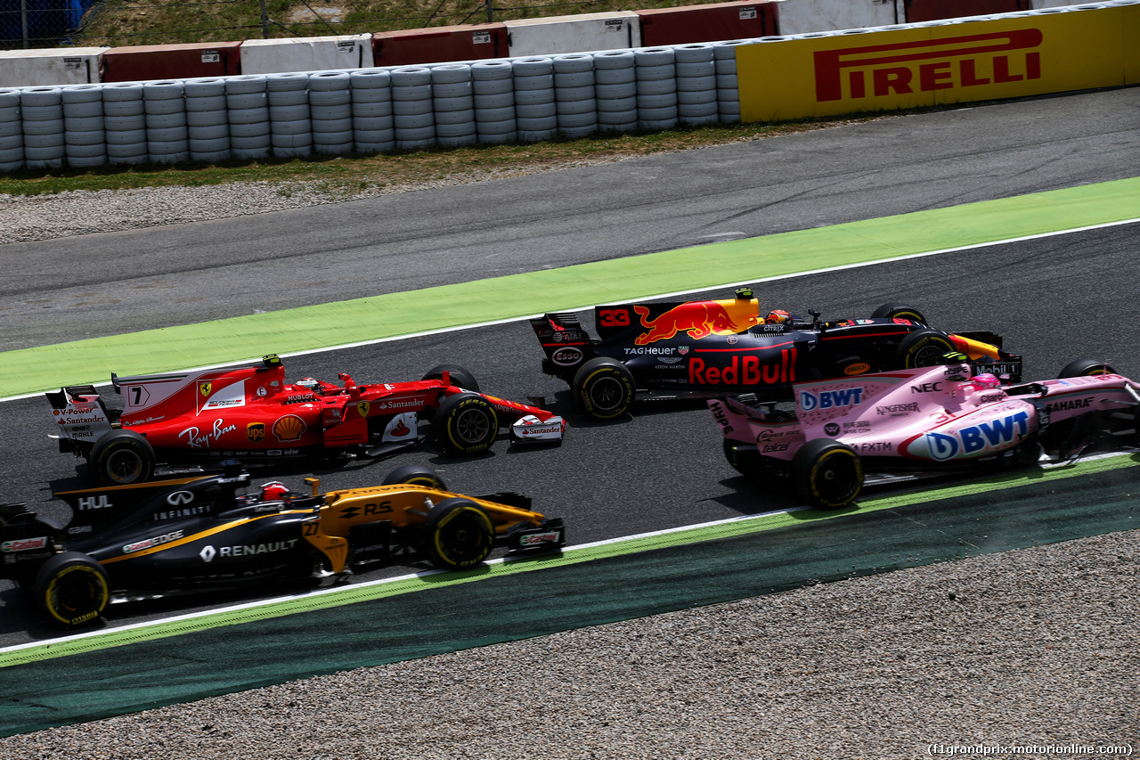 GP SPAGNA, Max Verstappen (NLD) Red Bull Racing RB13 e Kimi Raikkonen (FIN) Ferrari SF70H return to the circuit after running wide at the partenza of the race.
14.05.2017.