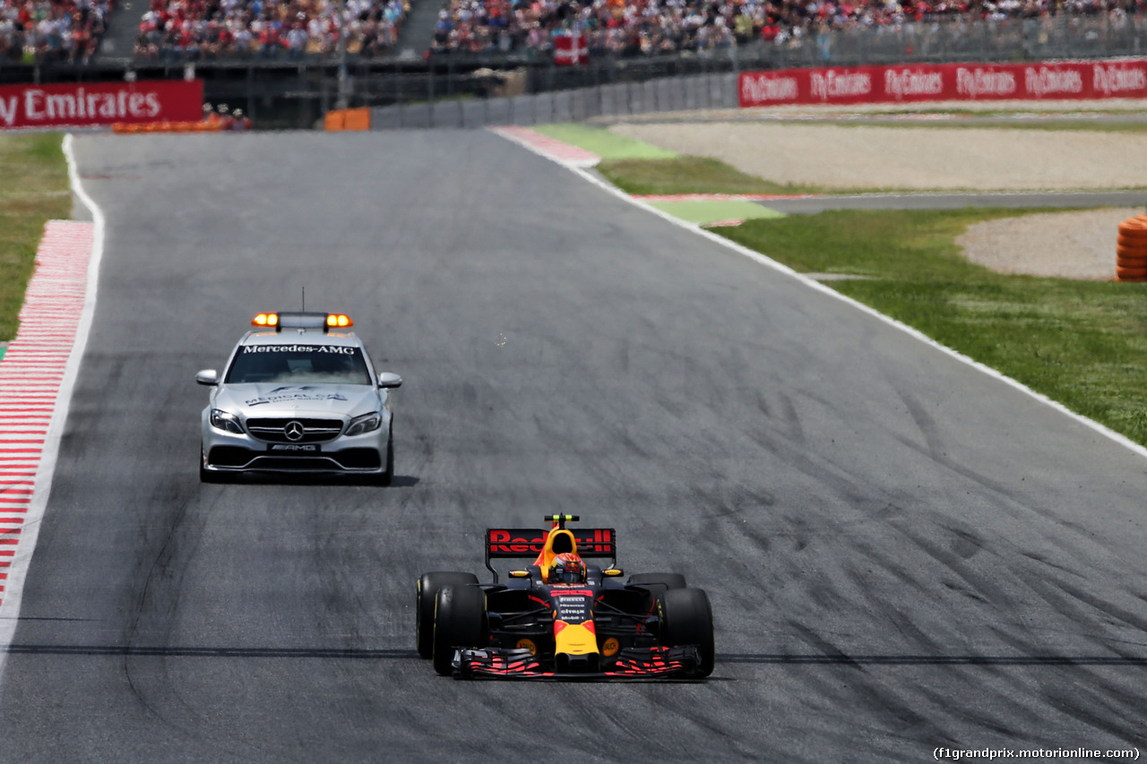 GP SPAGNA, Max Verstappen (NLD) Red Bull Racing RB13 heads to the pits to retire at the partenza of the race.
14.05.2017.