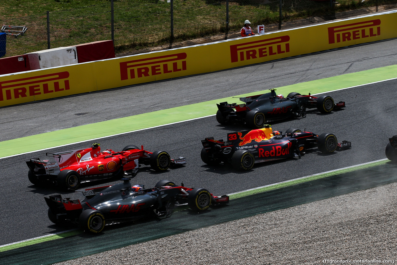 GP SPAGNA, Max Verstappen (NLD) Red Bull Racing RB13 e Kimi Raikkonen (FIN) Ferrari SF70H return to the circuit after running wide at the partenza of the race.
14.05.2017.