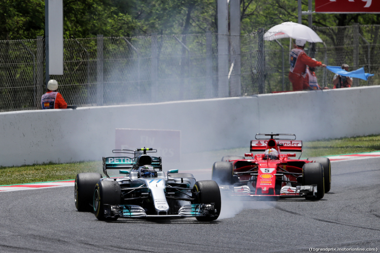 GP SPAGNA, Valtteri Bottas (FIN) Mercedes AMG F1 W08 e Sebastian Vettel (GER) Ferrari SF70H battle for position.
14.05.2017.