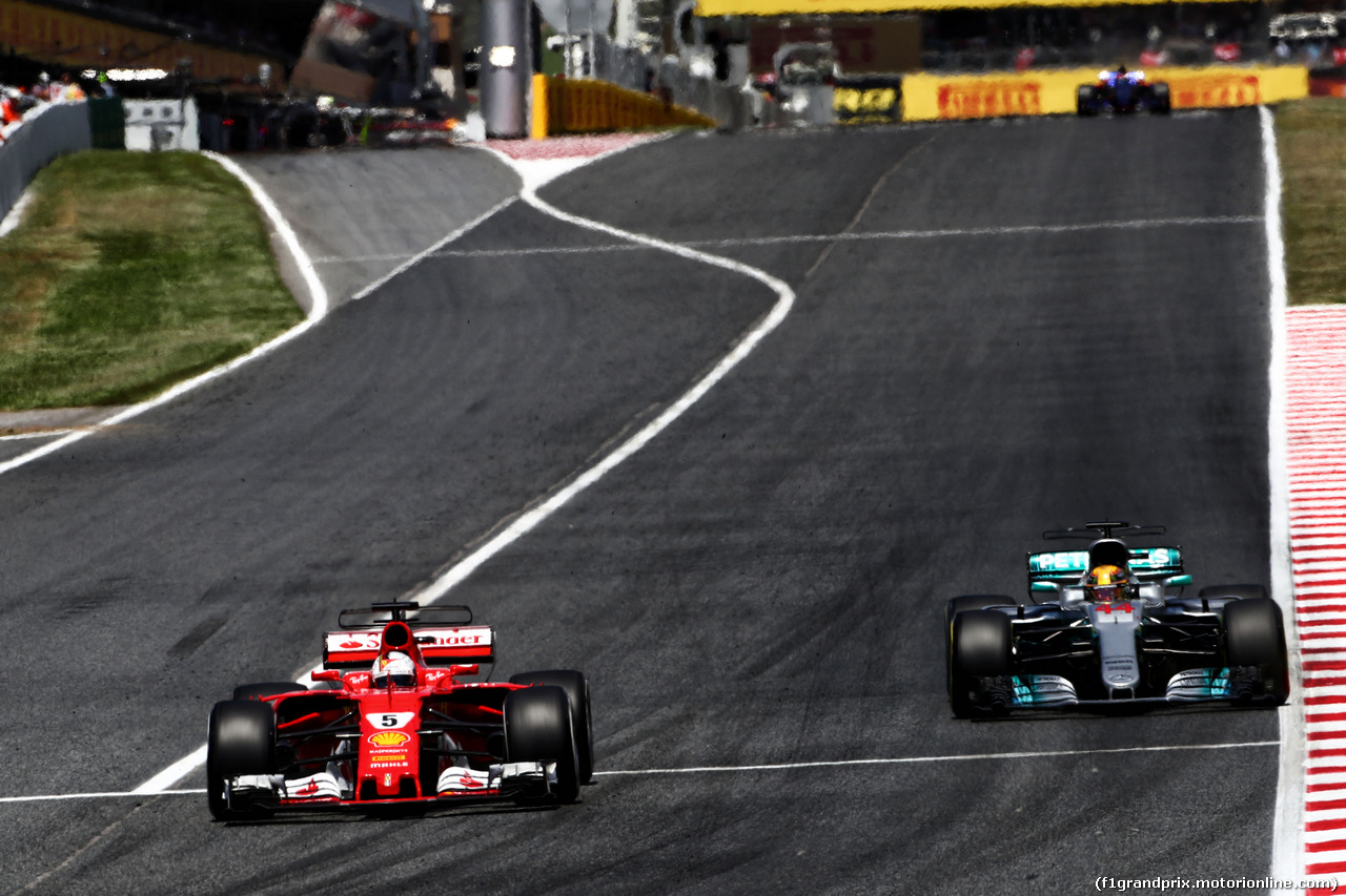 GP SPAGNA, Sebastian Vettel (GER) Ferrari SF70H e Lewis Hamilton (GBR) Mercedes AMG F1 W08 battle for the lead of the race.
14.05.2017.
