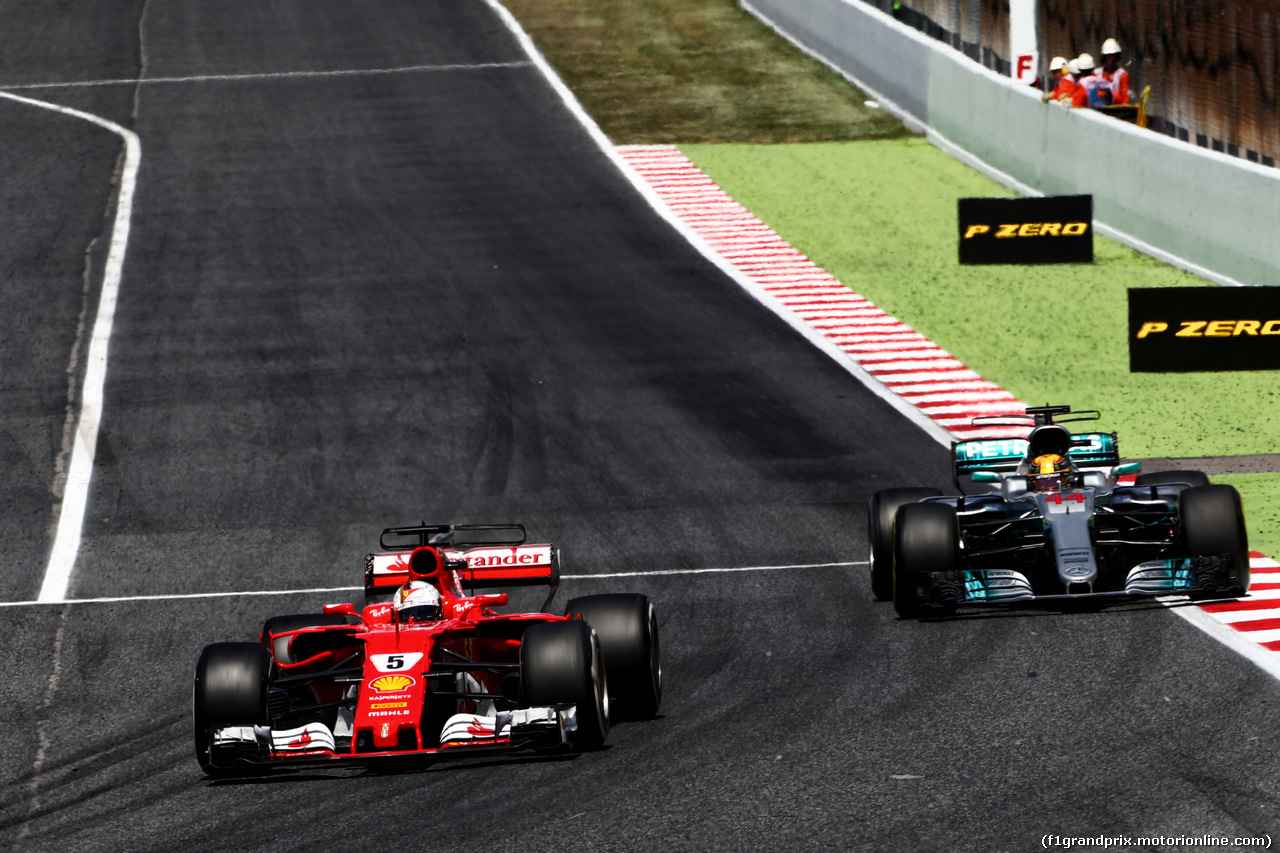 GP SPAGNA, Sebastian Vettel (GER) Ferrari SF70H e Lewis Hamilton (GBR) Mercedes AMG F1 W08 battle for the lead of the race.
14.05.2017.