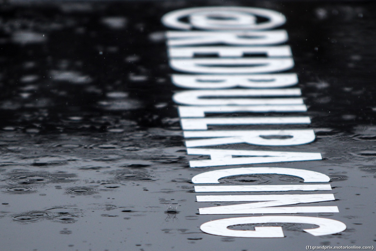 GP SPAGNA, Rain falls in the pits - Red Bull Racing.
11.05.2017.