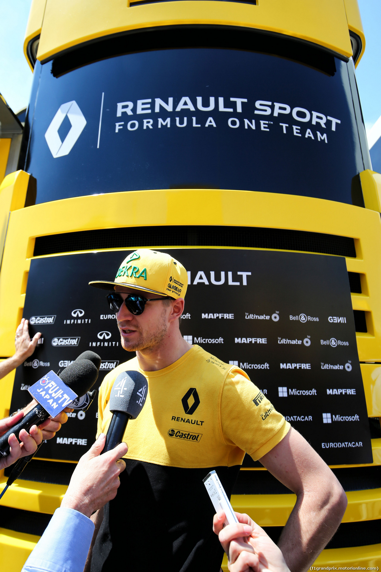 GP SPAGNA, Nico Hulkenberg (GER) Renault Sport F1 Team with the media.
11.05.2017.