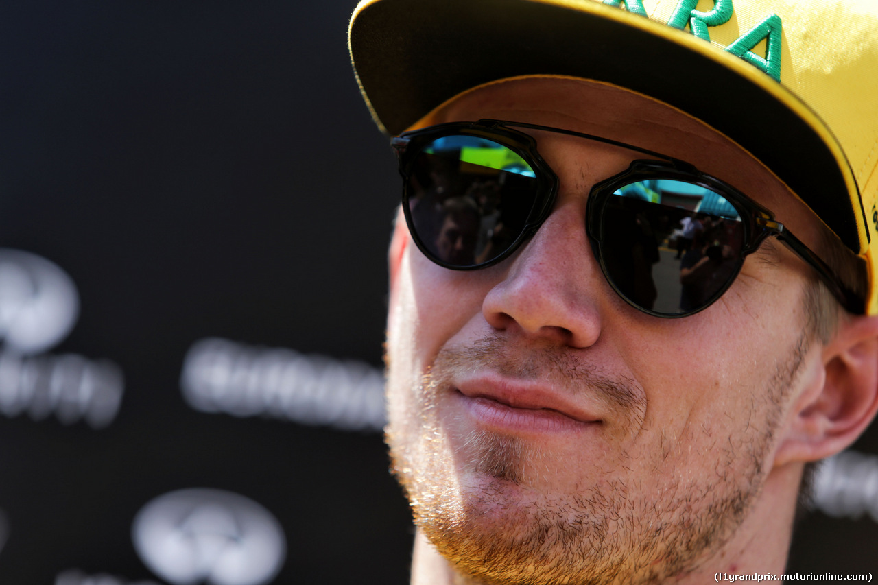 GP SPAGNA, Nico Hulkenberg (GER) Renault Sport F1 Team with the media.
11.05.2017.