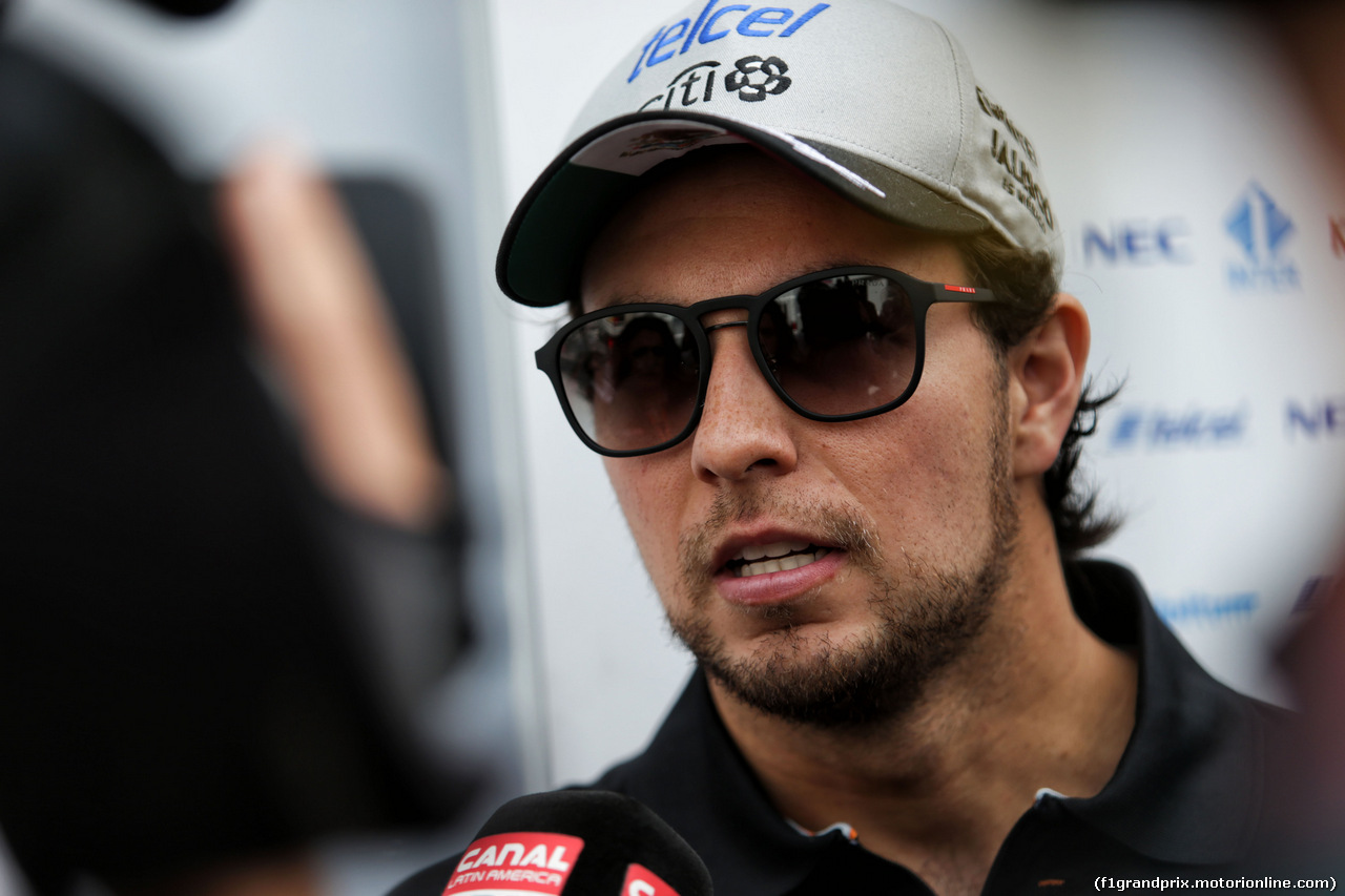 GP SPAGNA, Sergio Perez (MEX) Sahara Force India F1 with the media.
11.05.2017.