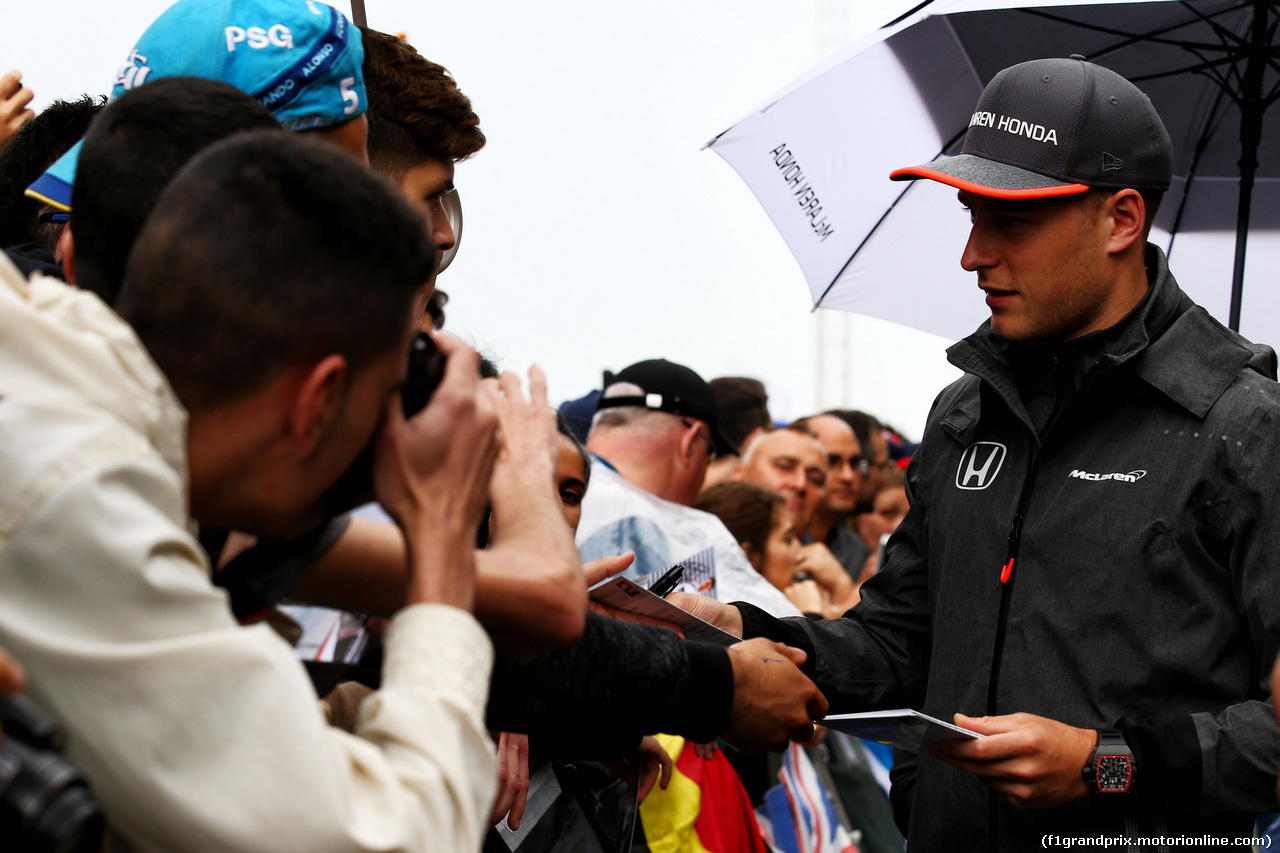 GP SPAGNA, Stoffel Vandoorne (BEL) McLaren signs autographs for the fans.
11.05.2017.