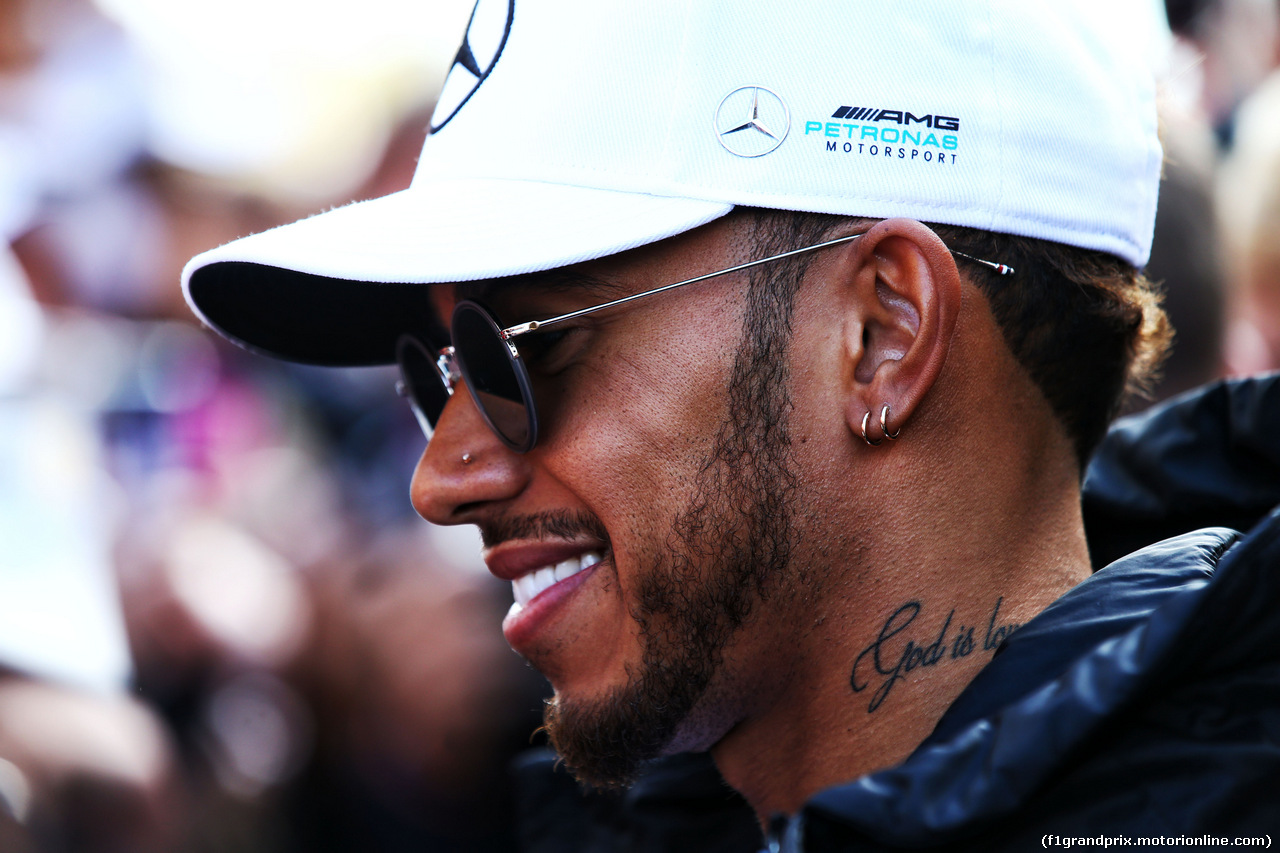 GP SPAGNA, Lewis Hamilton (GBR) Mercedes AMG F1 with fans.
11.05.2017.