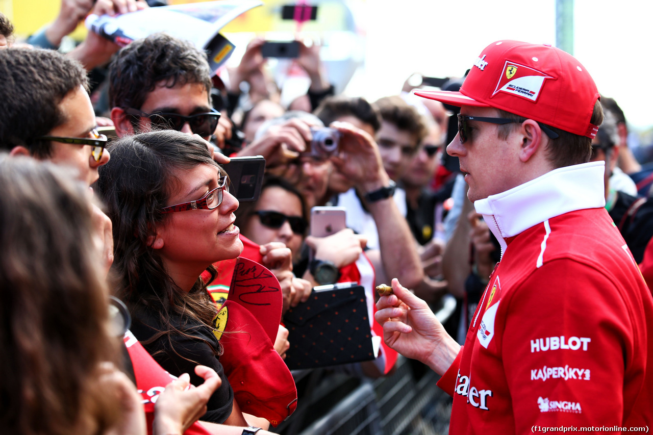 GP SPAGNA, Kimi Raikkonen (FIN) Ferrari with fans.
11.05.2017.