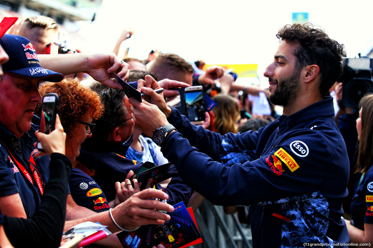 GP SPAGNA, Daniel Ricciardo (AUS) Red Bull Racing signs autographs for the fans.
11.05.2017.