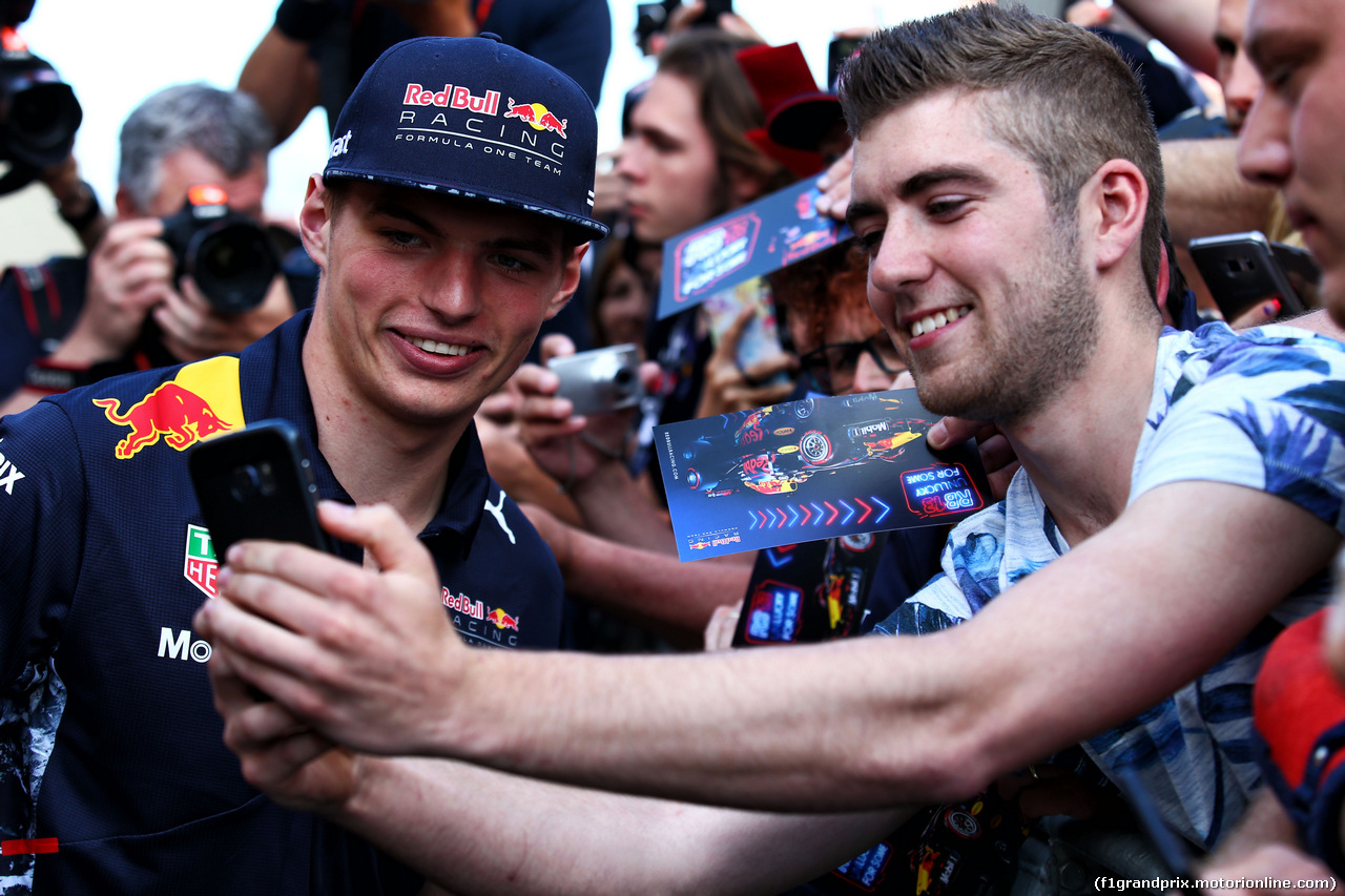 GP SPAGNA, Max Verstappen (NLD) Red Bull Racing with fans.
11.05.2017.
