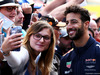 GP SPAGNA, Daniel Ricciardo (AUS) Red Bull Racing with fans.
11.05.2017.
