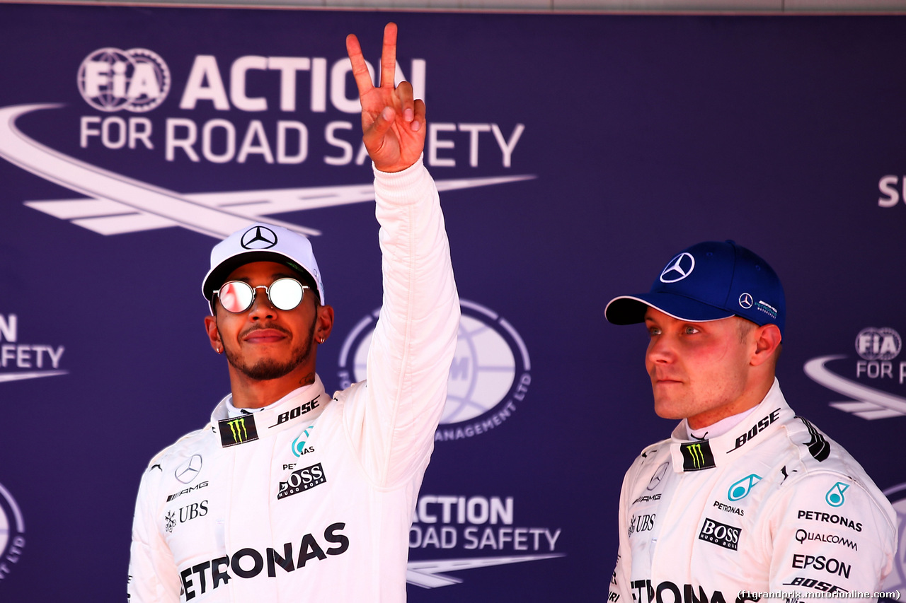GP SPAGNA, (L to R): Lewis Hamilton (GBR) Mercedes AMG F1 celebrates his pole position in parc ferme with team mate Valtteri Bottas (FIN) Mercedes AMG F1.
13.05.2017.