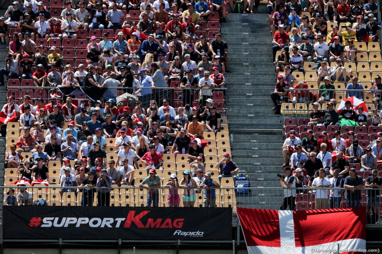 GP SPAGNA, Kevin Magnussen (DEN) Haas F1 Team fans in the grandstand.
13.05.2017.