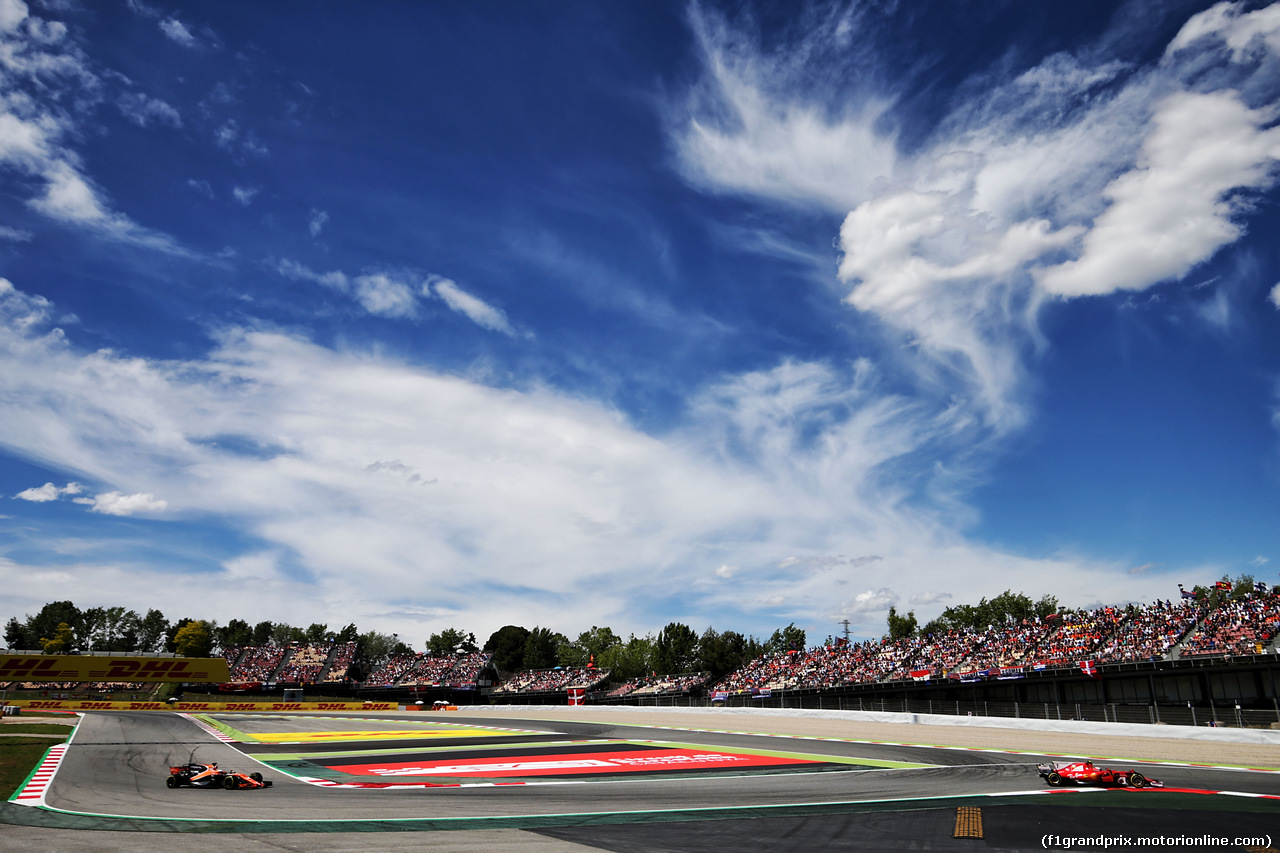 GP SPAGNA, Kimi Raikkonen (FIN) Ferrari SF70H davanti a Fernando Alonso (ESP) McLaren MCL32.
13.05.2017.