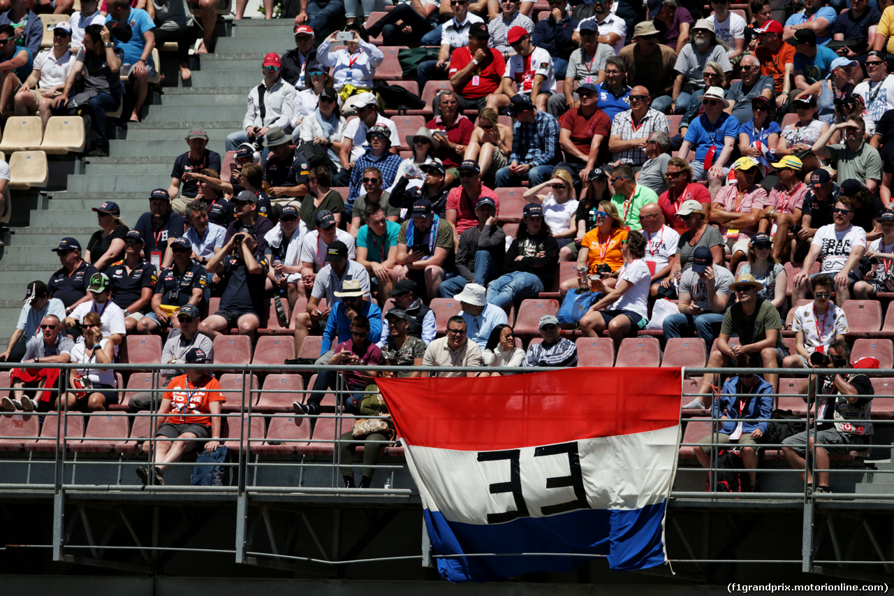 GP SPAGNA, Max Verstappen (NLD) Red Bull Racing fans in the grandstand.
13.05.2017.