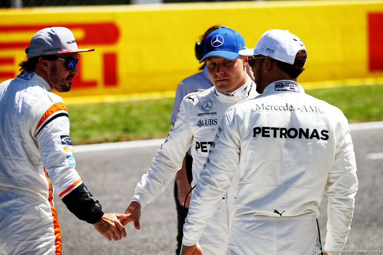 GP SPAGNA, (L to R): Fernando Alonso (ESP) McLaren with Valtteri Bottas (FIN) Mercedes AMG F1 e Lewis Hamilton (GBR) Mercedes AMG F1 on the main straight after qualifying.
13.05.2017.