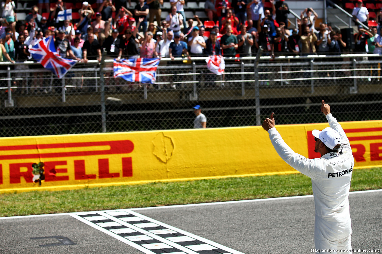 GP SPAGNA, Lewis Hamilton (GBR) Mercedes AMG F1 celebrates his pole position on the main straight after qualifying.
13.05.2017.